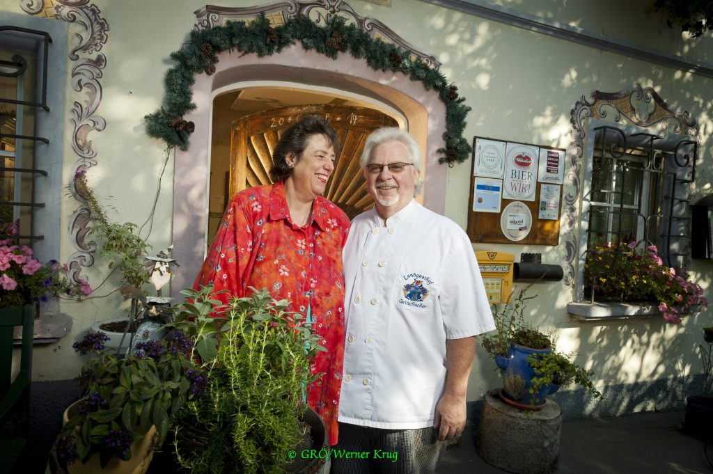 Ulla und Walter Buschta vor dem Hauseingang des Landhaus Gritschacher