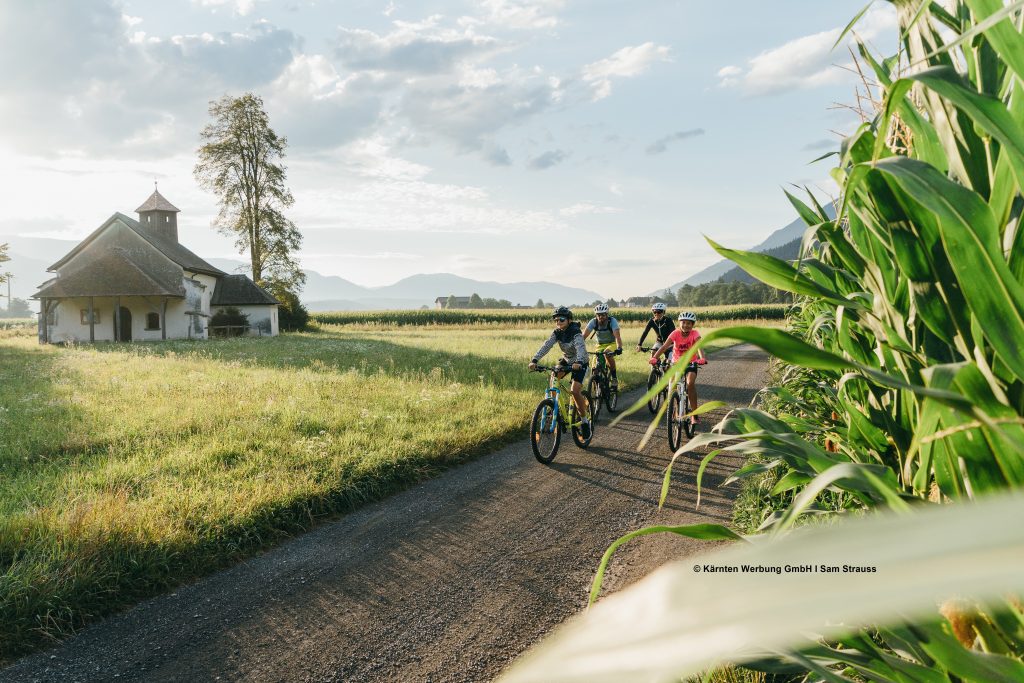 Radfahrer am Drauradweg bei Spittal an der Drau mit Blick in die Kärntner Landschaft