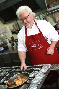 Walter beim Kochen am Herd in der Küche im Landhaus Gritschacher