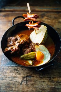 Fiakergulasch mit Spiegelei, Semmelknödel und Gurkerl im Landhaus Gritschacher