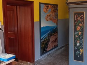 Eingangsbereich im Landhaus Gritschacher während des Umbaus mit Tür zum Frühstücksstüberl, Wandbild vom Millstätter See und Terrazzo-Boden