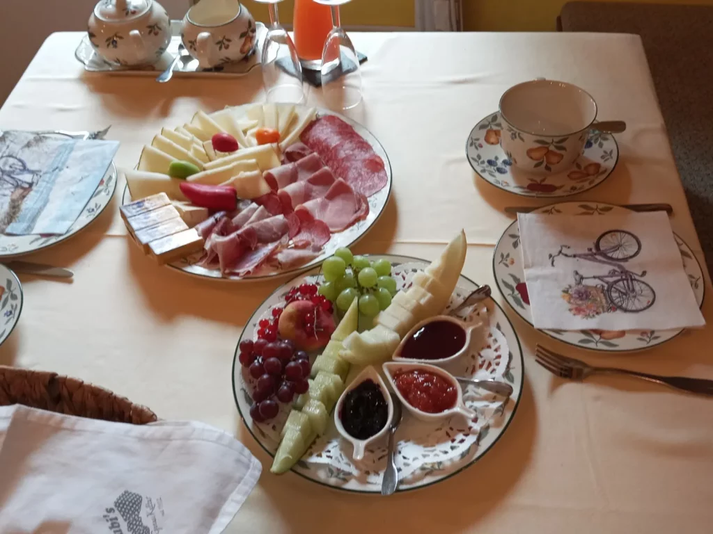 Gedeckter Frühstückstisch mit Käse, Wurst, Obst und Marmeladen im Landhaus Gritschacher