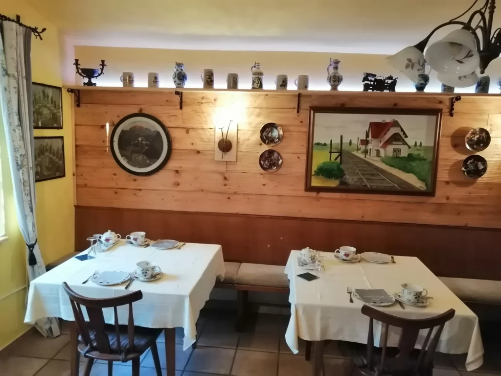 Frühstücksraum "Defregger" mit gedeckten Tischen im Landhaus Gritschacher