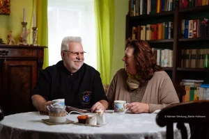 Gastgeber des Landhaus Gritschacher bei einer Tasse Tee im Gespräch