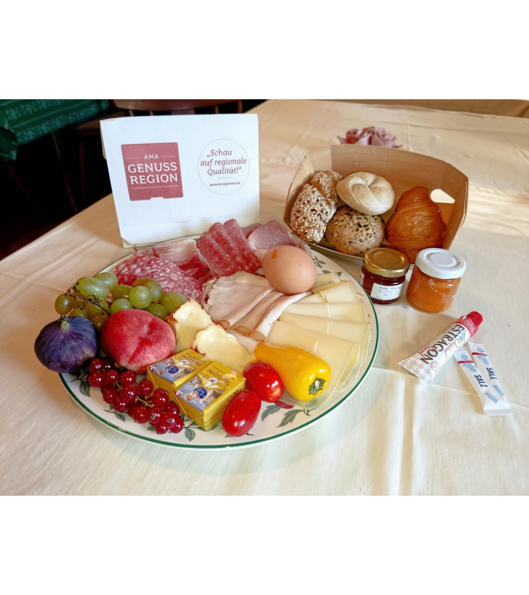Beispiel für das Early-Bird-Frühstück: Gebäck, Käse, Aufschnitt und Obst auf einem gedeckten Tisch